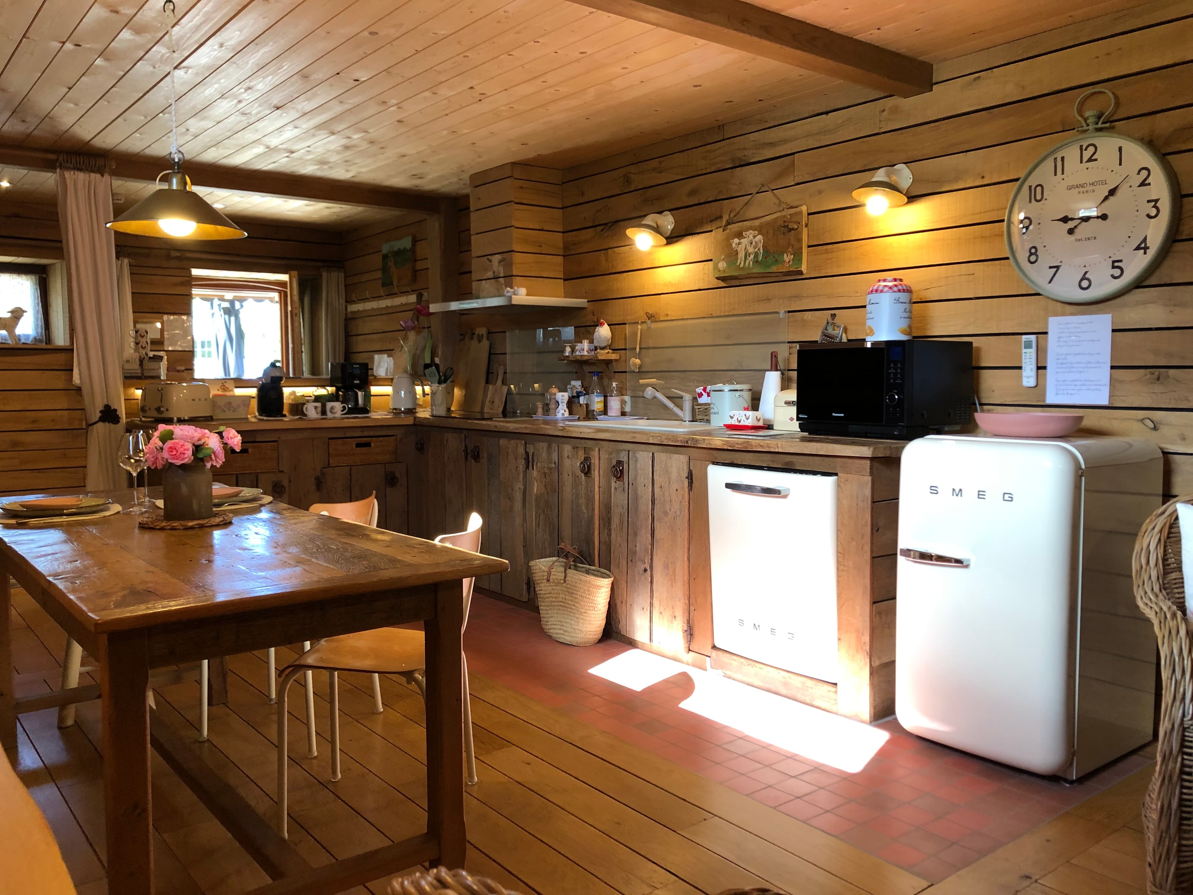 Cuisine équipée et table à manger de La Bergerie